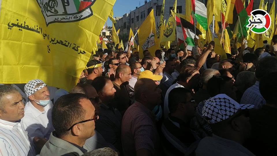 بالفيديو والصور: مسيرة حاشدة في رام الله دعماً للرئيس عباس وإسناداً للأسرى