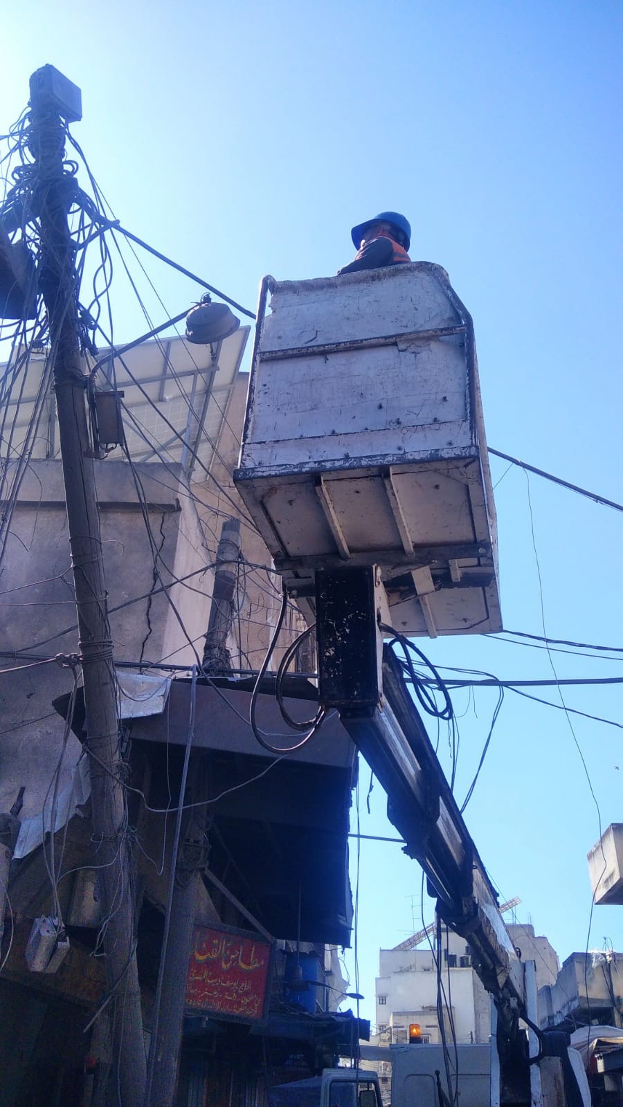 بالصور: كهرباء غزة تُعيد التيار لمشتركين متضررين من حادثة الانفجار