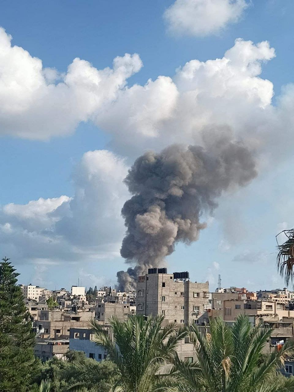 شاهد.. وفاة مواطن وإصابة آخرين إثر انفجار ضخم وقع في سوق الزاوية بمدينة غزة