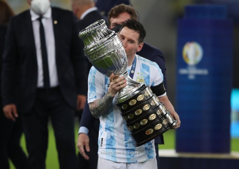 بالصور.. القائد ميسي يحمل أول كأس دولية في مسيرته