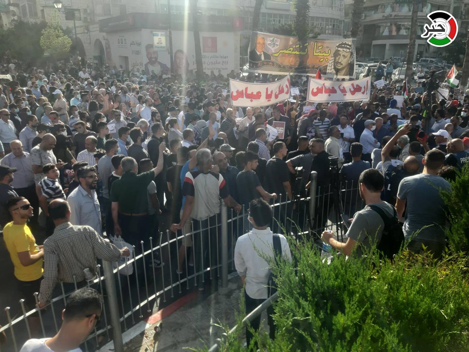 بالفيديو والصور: مسيرة في رام الله للتنديد باغتيال الناشط السياسي نزار بنات