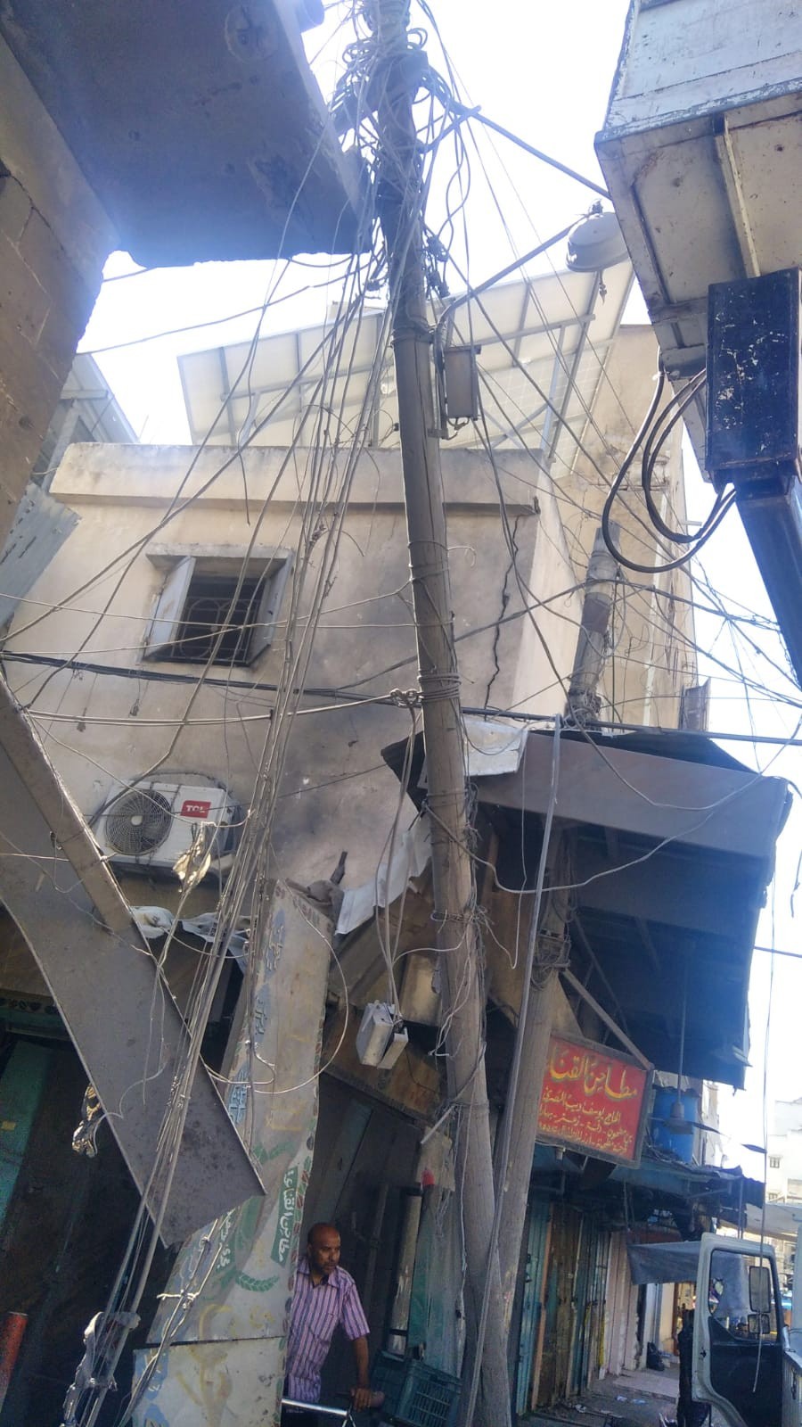 بالصور: كهرباء غزة تُعيد التيار لمشتركين متضررين من حادثة الانفجار
