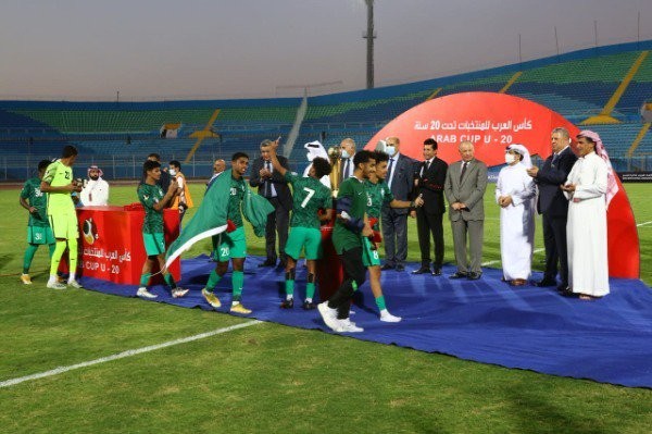 بالصور: احتفالات عارمة لشباب السعودية.. وبكاء لاعبي الجزائر