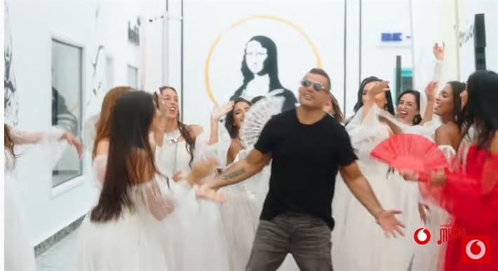 شاهدوا | الفنان المصري "عمرو دياب" يعيد موضة التسعينيات من جديد في "الدنيا بترقص"