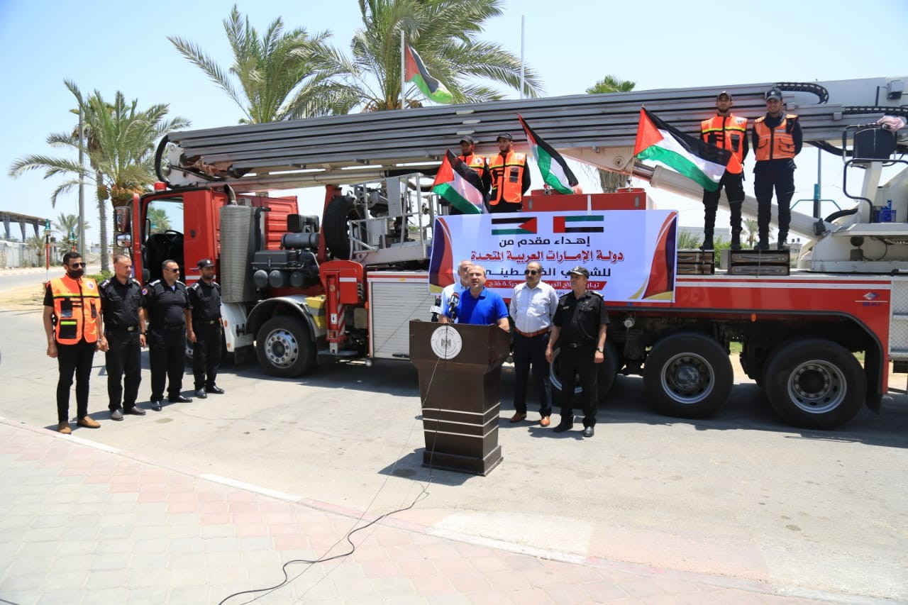 شاهد: بدعم من دولة الإمارات.. تسليم جهاز الدفاع المدني بغزّة سيارة إطفاء حديثة