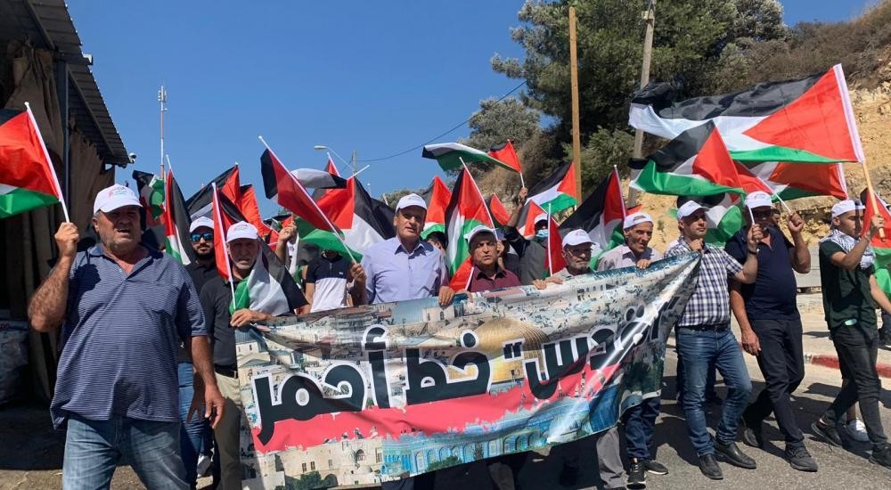 أهالي أم الفحم ينظمون مسيرة الأعلام الفلسطينية الأولى