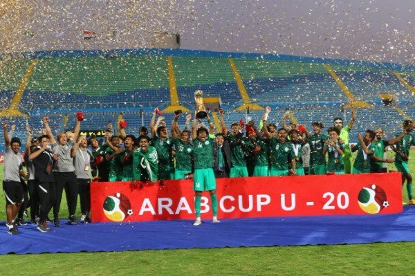 بالصور: احتفالات عارمة لشباب السعودية.. وبكاء لاعبي الجزائر