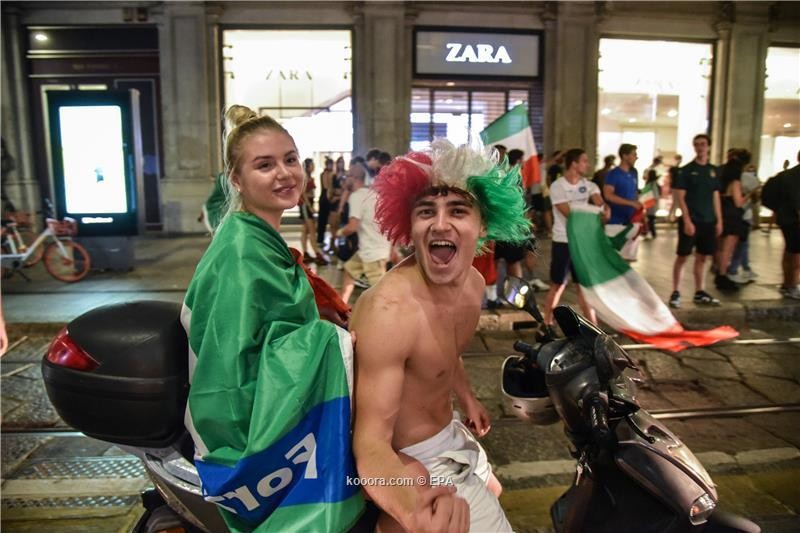 بالصور: جماهير إيطاليا تستيقظ من كابوس كورونا وتجتاح الشوارع