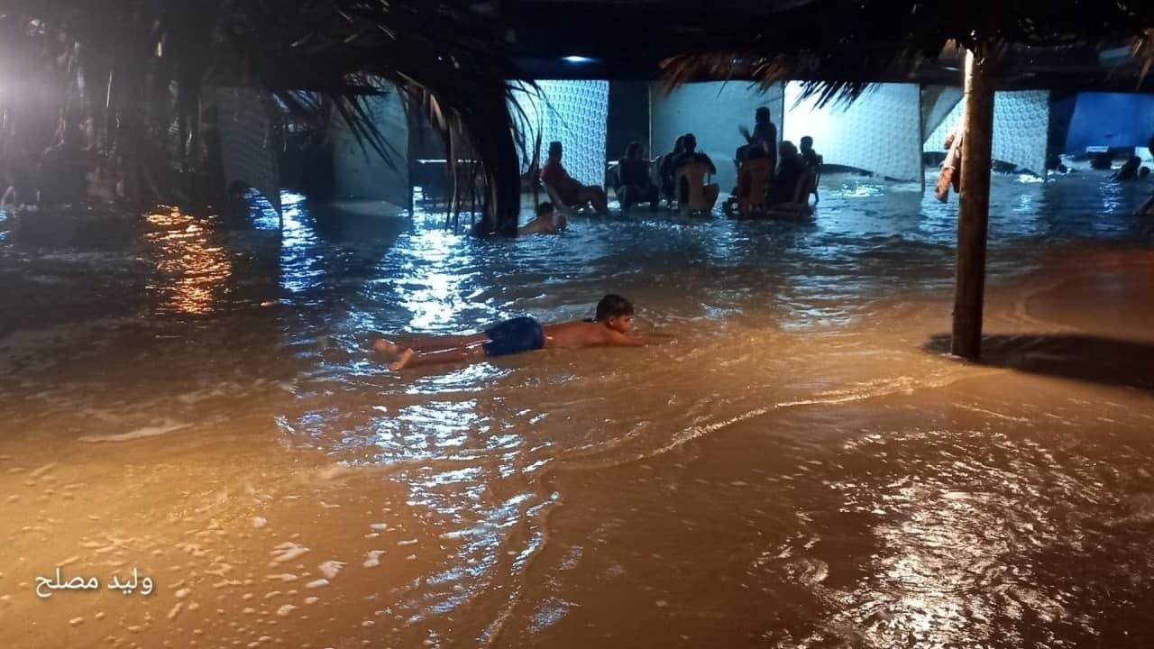 تعرُّض استراحات شاطئ بحر غزة للغرق نتيجة ارتفاع منسوب الأمواج