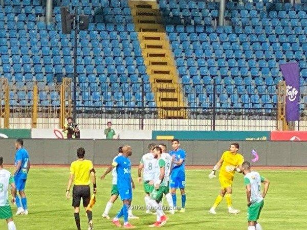 بالصور: سقوط مرعب لنجم الاتحاد.. ومشادة بين بن شرقي وعطية