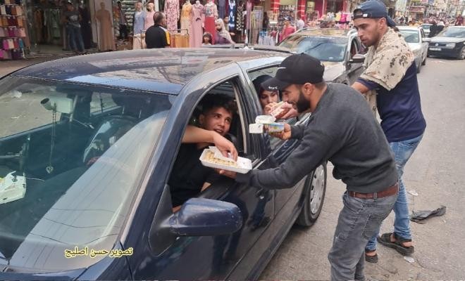 شبان يوزعون الحلوى في غزة عقب مقتل الجندي الإسرائيلي