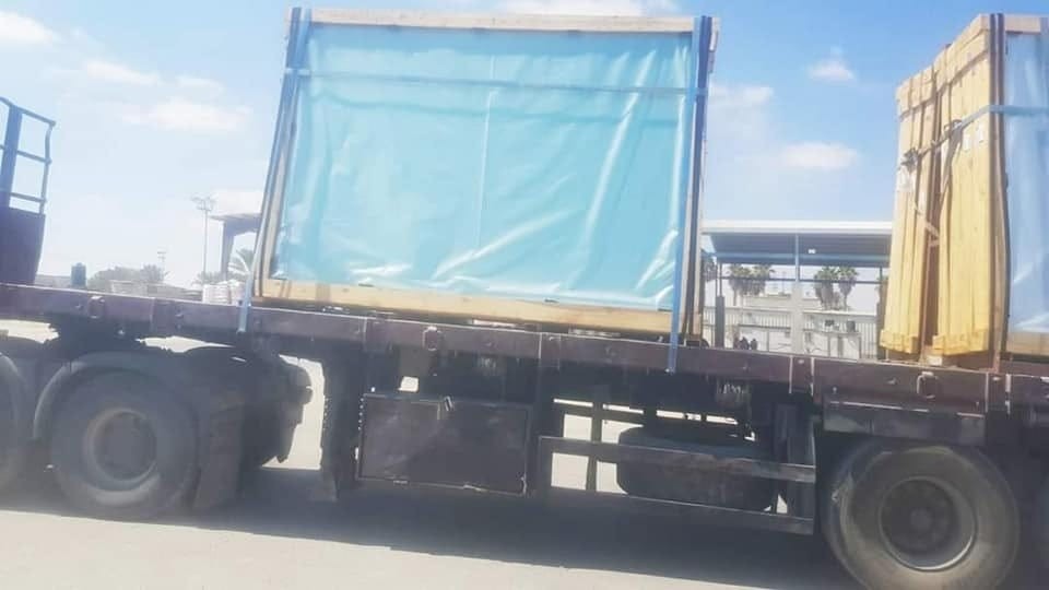 الاحتلال يسمح بإدخال عشرات المركبات والشاحنات المحملة بالزجاج والألمنيوم لغزة