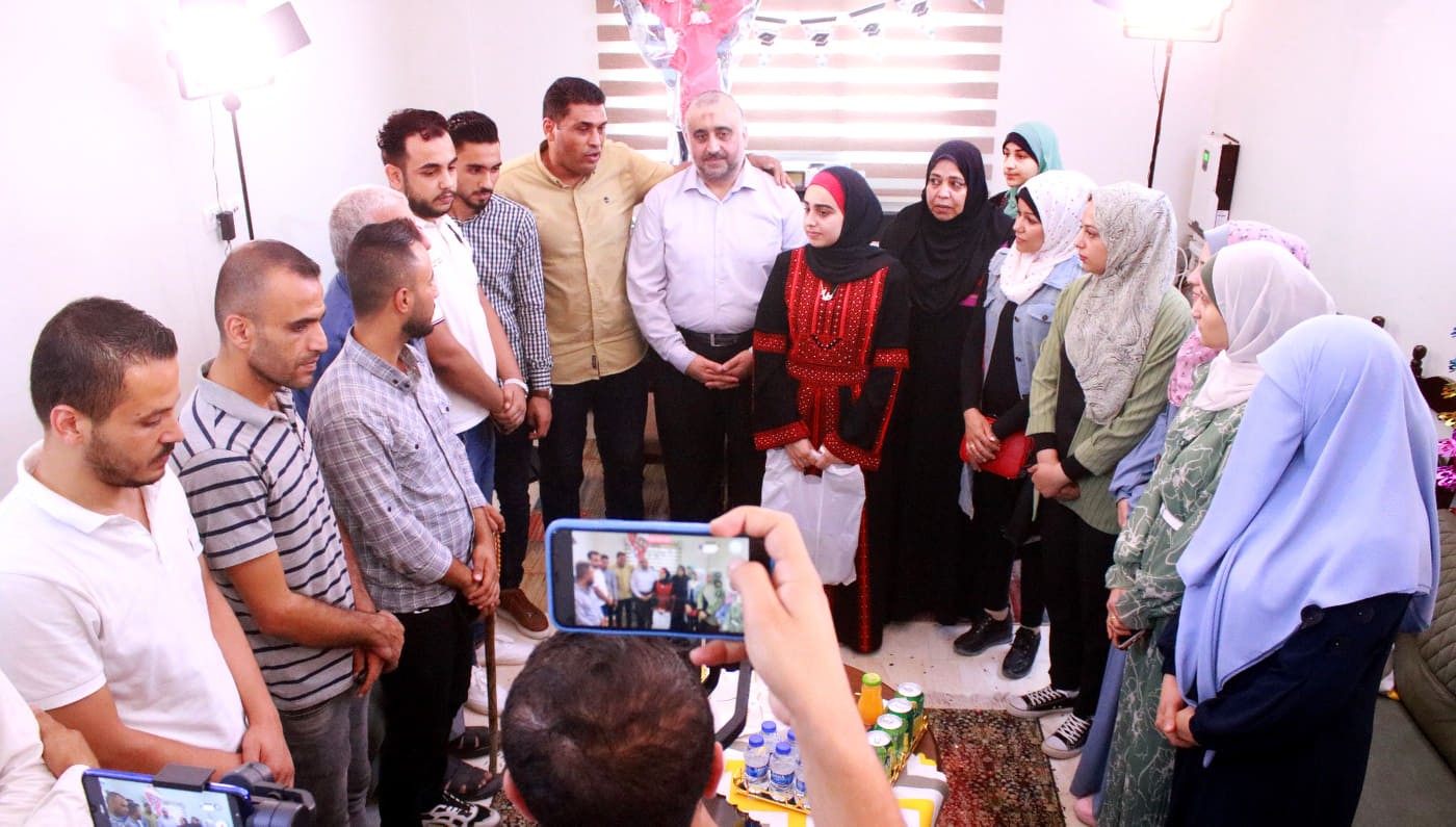 بالصور: تيار "فتح" الإصلاحي بغزة يُنفّذ حملة زيارات لأوائل الثانوية العامة