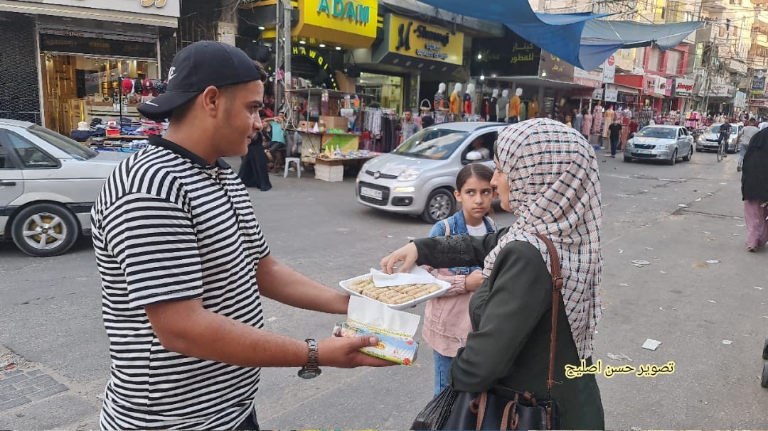 شبان يوزعون الحلوى في غزة عقب مقتل الجندي الإسرائيلي