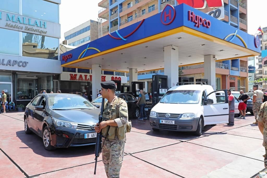 الجيش اللبناني يشن حملة مداهمات ضد محطات الوقود