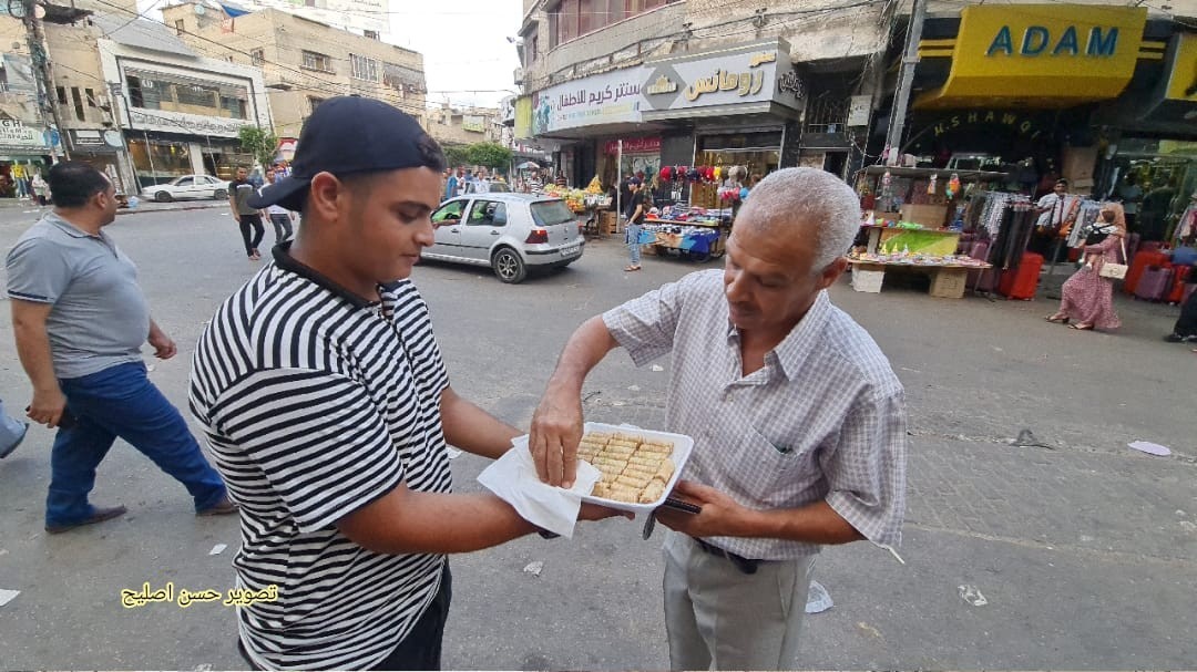 شبان يوزعون الحلوى في غزة عقب مقتل الجندي الإسرائيلي