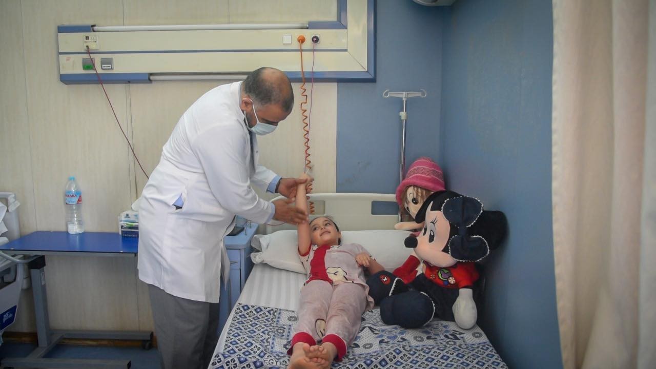 "الصحة المصرية" تُصدر بيانًا بشأن طفلة فلسطينية مصابة بمرض نادر
