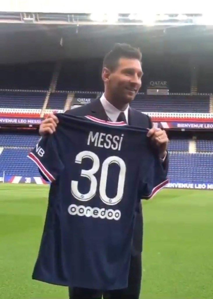 نادي باريس سان جيرمان يُعلن رسمياً تعاقده مع ميسي