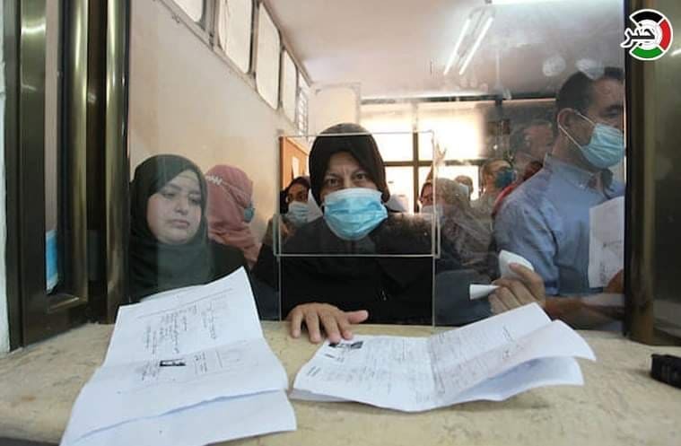 بالصور: توافد عدد كبير من المواطنين لتقديم ملفات طلبات لم الشمل في غزة والضفة