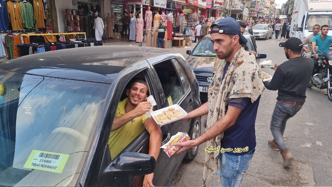 شبان يوزعون الحلوى في غزة عقب مقتل الجندي الإسرائيلي