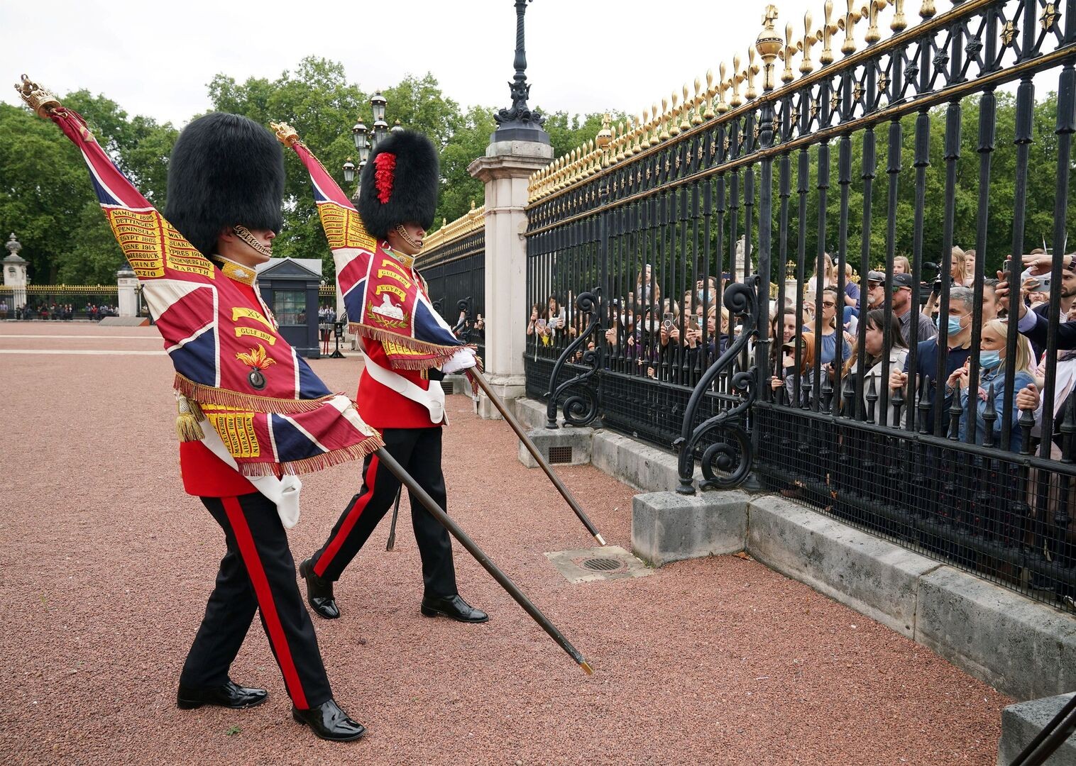 شاهد: بعد توقف لأكثر من عام بسبب كورونا "قصر باكينغهام" يعيد مراسم تبديل الحرس