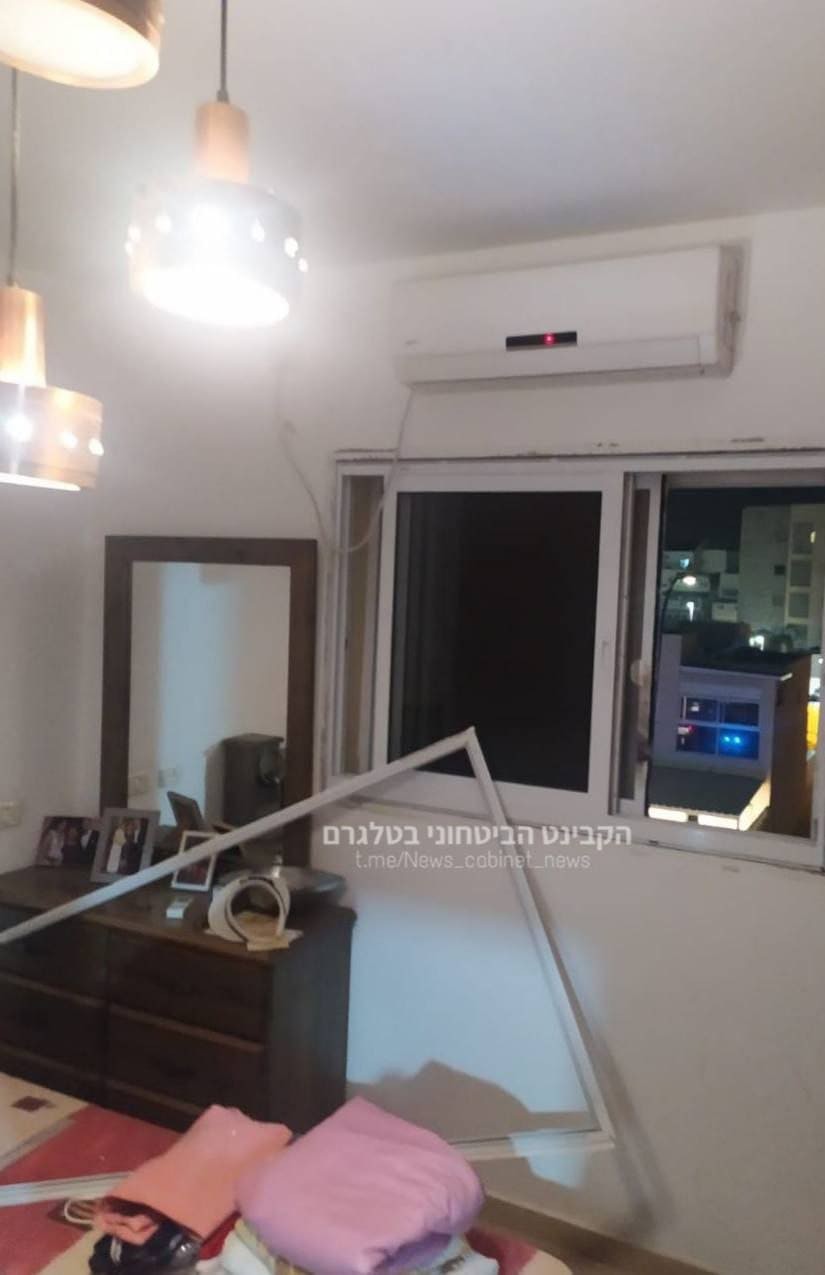 شاهد: إصابة سيارة ومنزل في "سديروت" برصاص أطلقته المقاومة من غزّة