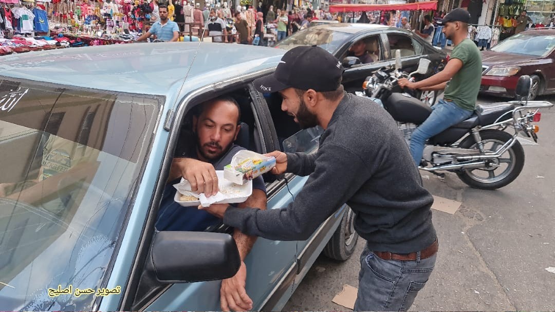 شبان يوزعون الحلوى في غزة عقب مقتل الجندي الإسرائيلي