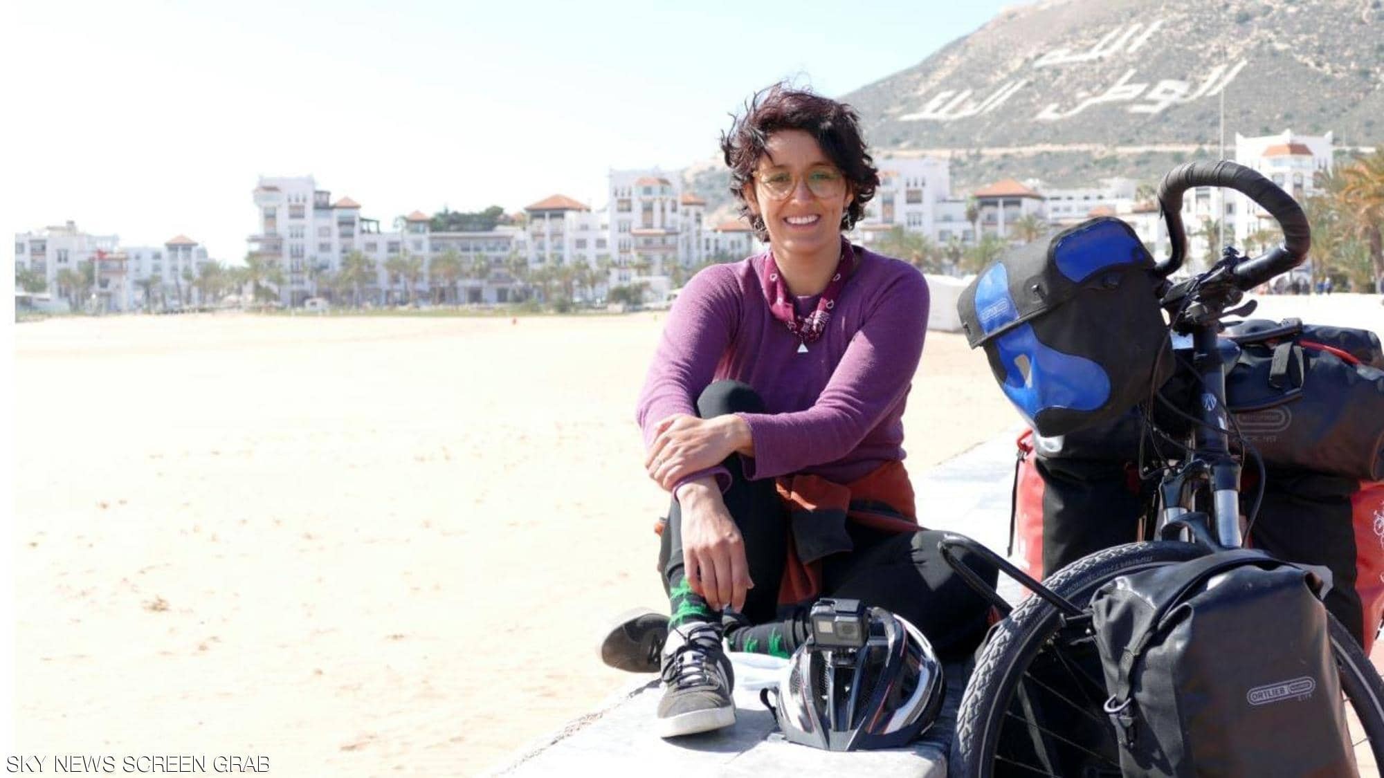 شاهدوا |  شابة مغربية تتحدى الجائحة "كورونا" وتجول إفريقيا بـ"الدراجة الهوائية"