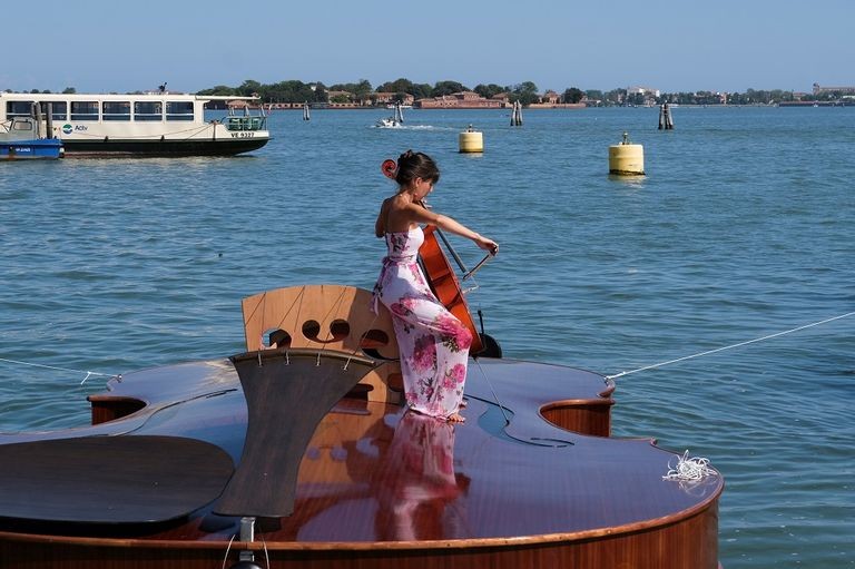 بالفيديو | تكريم ضحايا كورونا في "إيطاليا" بقارب على شكل  آلة التشيلو