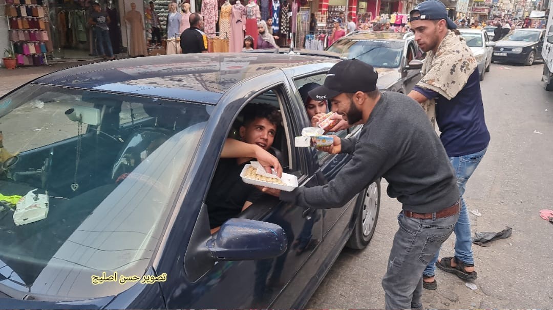 شبان يوزعون الحلوى في غزة عقب مقتل الجندي الإسرائيلي