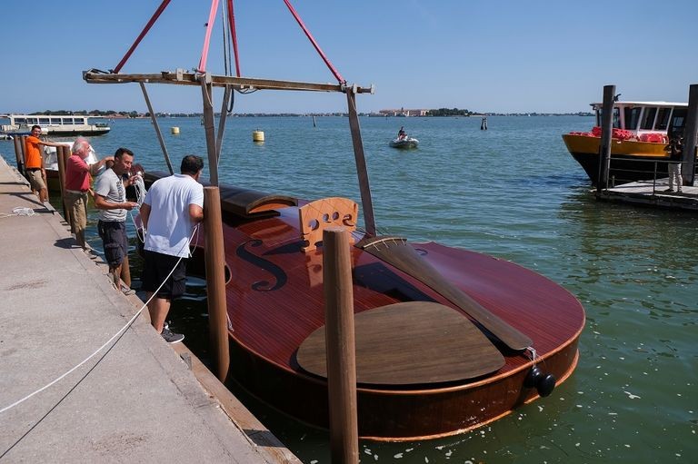 بالفيديو | تكريم ضحايا كورونا في "إيطاليا" بقارب على شكل  آلة التشيلو