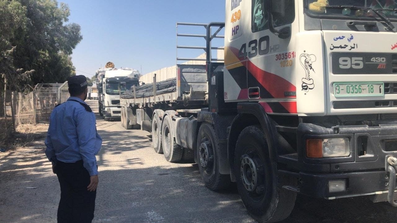 شاهد: الاحتلال يسمح بإدخال "حديد البناء" إلى غزّة للتجار المحليين