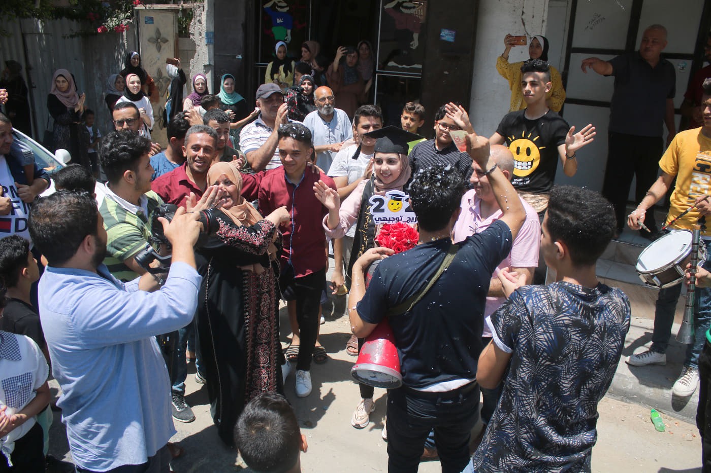 بالصور: تيار "فتح" الإصلاحي بغزة يُنفّذ حملة زيارات لأوائل الثانوية العامة