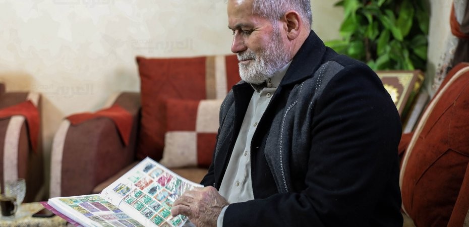 فلسطيني يشغف جمع الطوابع البريدية