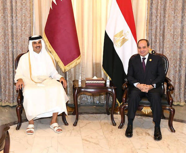 تفاصيل لقاء السيسي بأمير قطر في بغداد