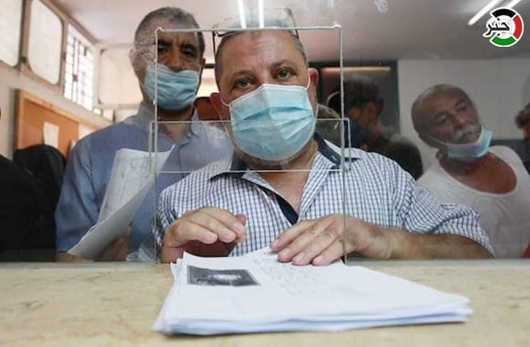 بالصور: توافد عدد كبير من المواطنين لتقديم ملفات طلبات لم الشمل في غزة والضفة