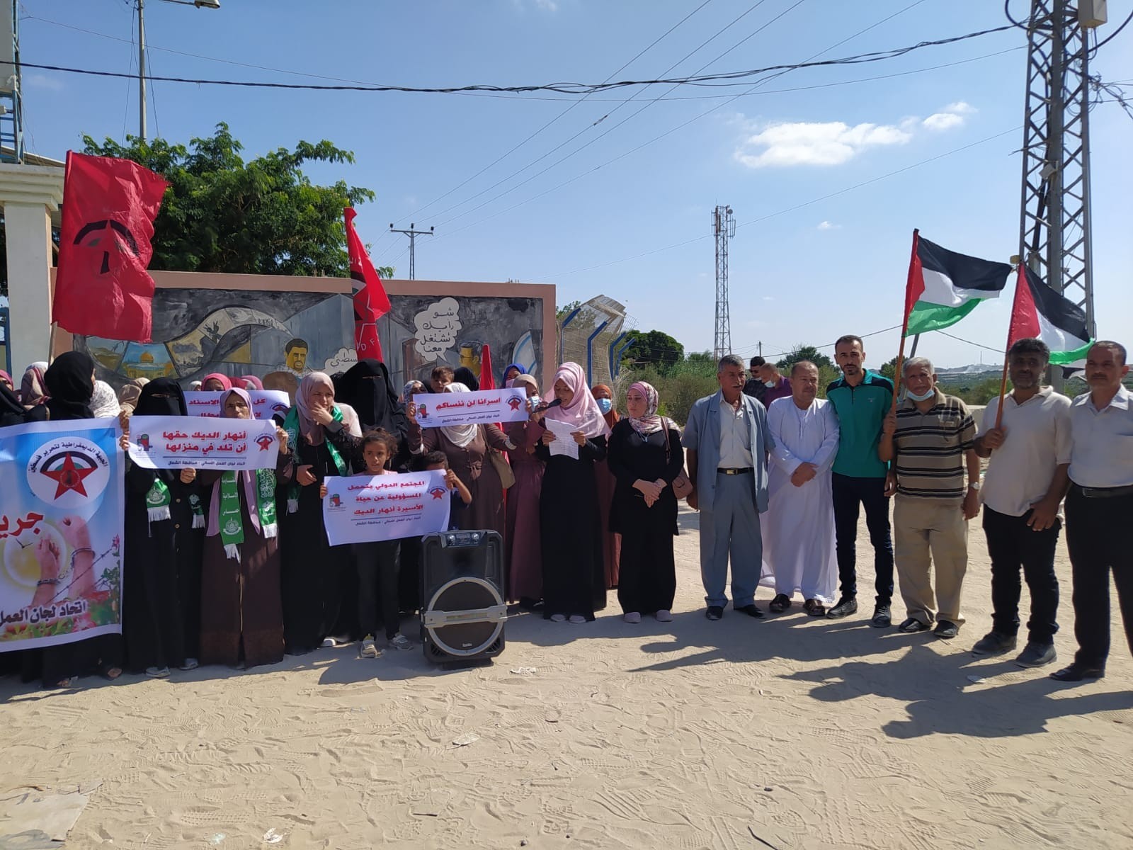 بالصور: وقفة نسوية شمال غزة تضامنًا مع الأسيرة أنهار الديك