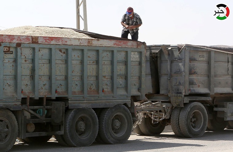 دخول شاحنات مُحملة بالبضائع عبر معبر كرم أبو سالم