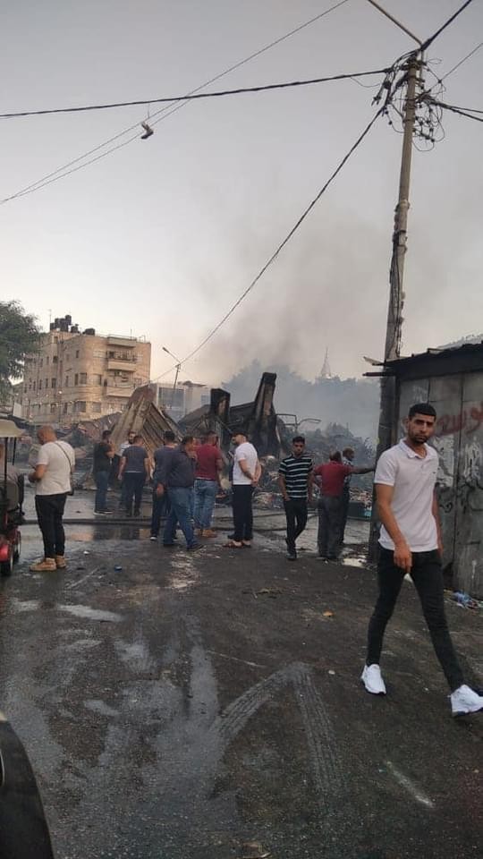 بالصور: نشوب حريق داخل سوق العتيق في نابلس