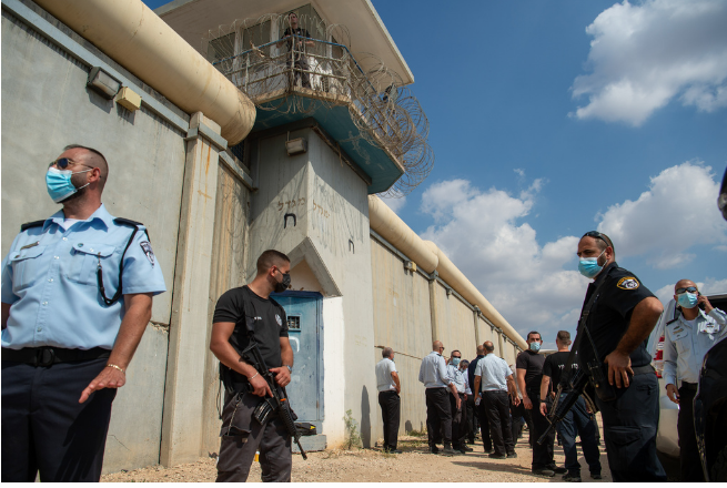 "معاريف": مطاردة الأسرى الفارين من سجن جلبوع وصلت إلى طريق مسدود