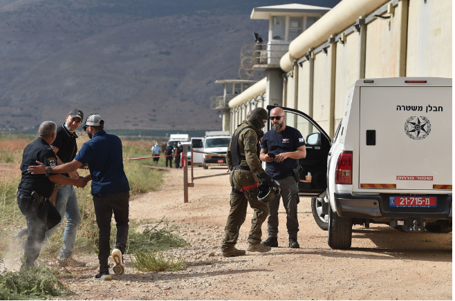 "معاريف": مطاردة الأسرى الفارين من سجن جلبوع وصلت إلى طريق مسدود