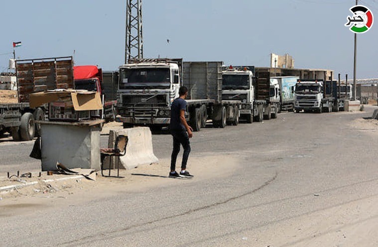 دخول شاحنات مُحملة بالبضائع عبر معبر كرم أبو سالم