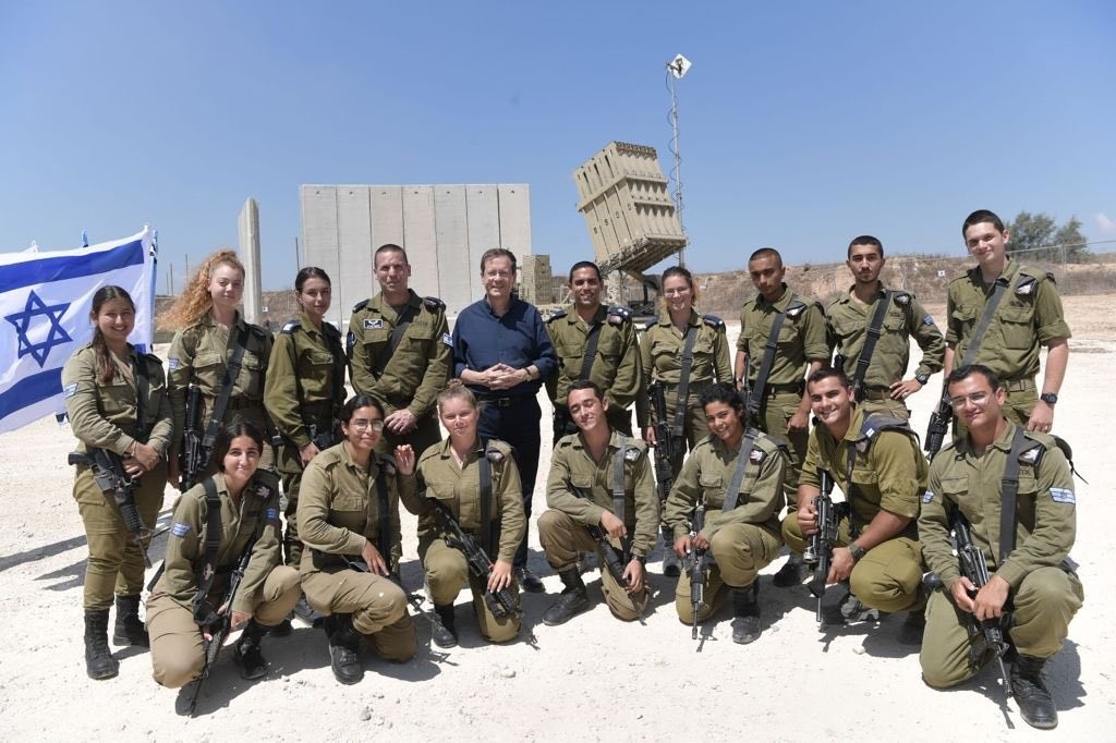 وجّه رسالة للجنود.. الرئيس "الإسرائيلي" يزور مستوطنات غلاف غزّة