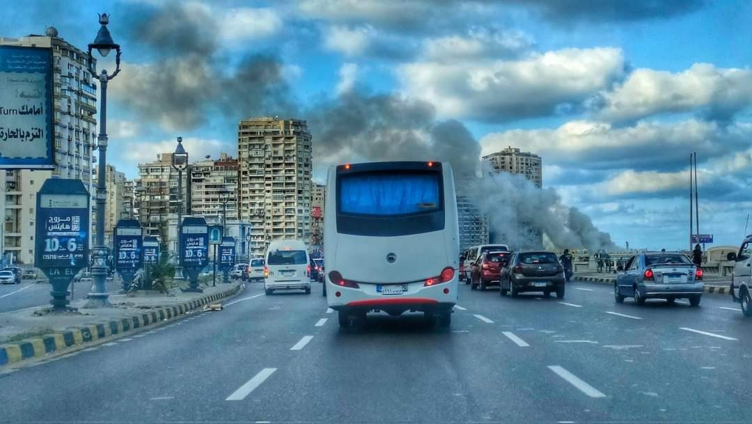 اندلاع حريق ضخم في 4 مطاعم على كورنيش الإسكندرية