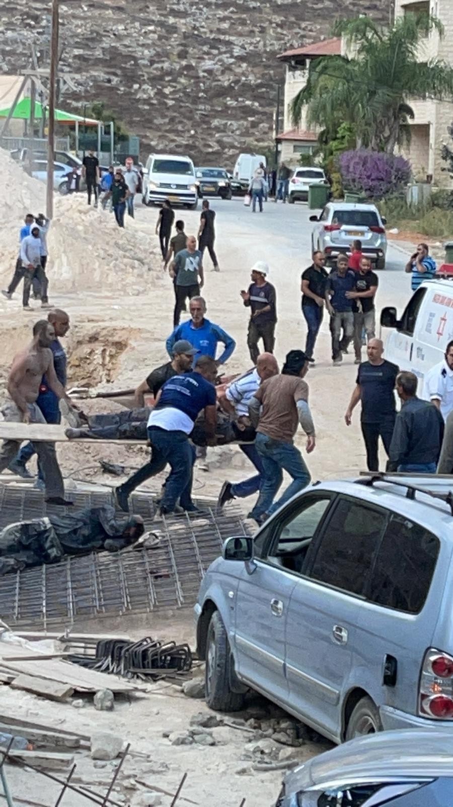 شاهد.. إصابة 10 عمال إثر انهيار جدار شمال فلسطين المحتلة
