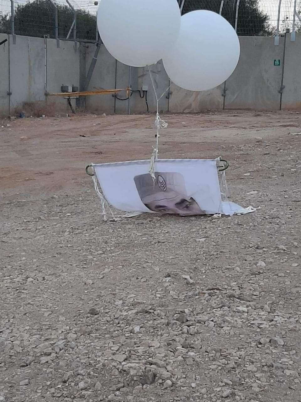 سقوط بالونات في قاعدة عسكرية إسرائيلية عليها صورة أسير