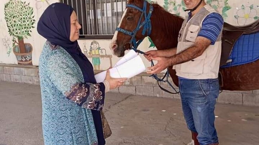بالفيديو: معلم لبناني يستعمل "حصان" للوصول إلى المدرسة