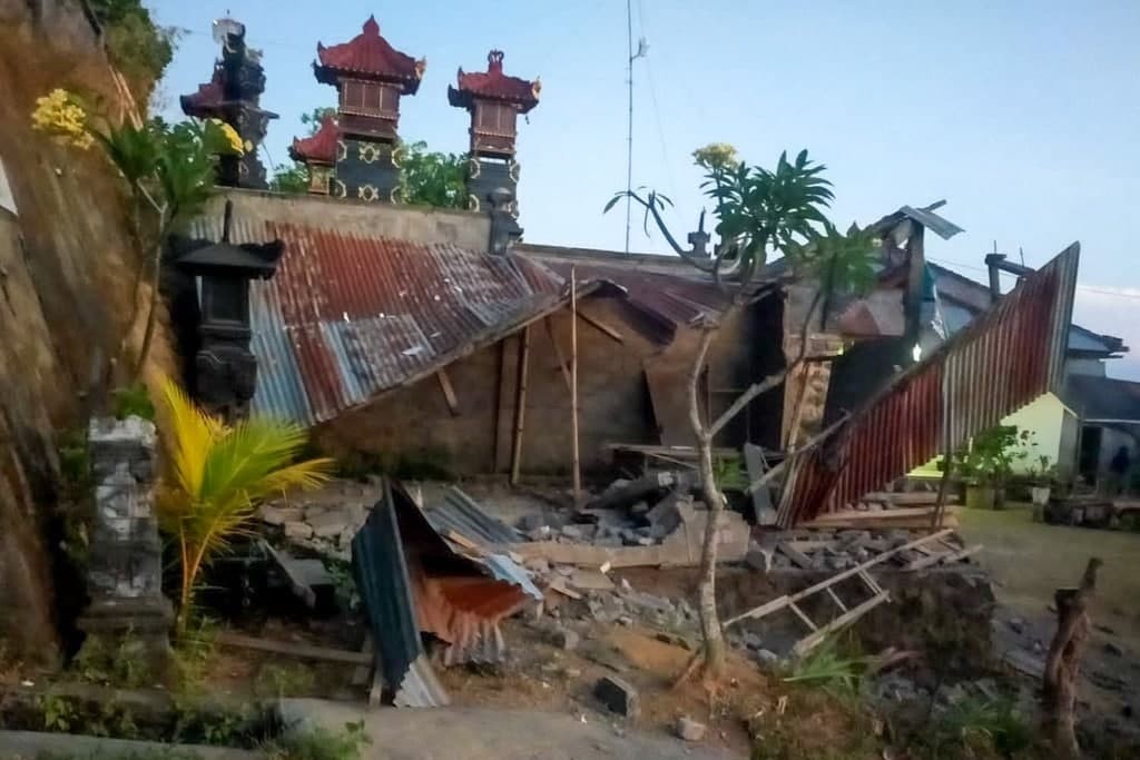 قتلى وإصابات إثر زلزال ضرب أندونيسيا
