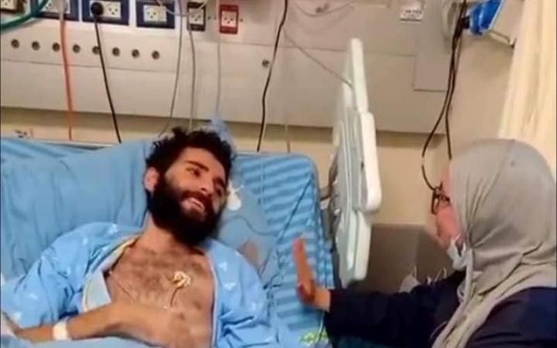 الأسير المضرب مقداد القواسمي يلتقي والديه في مستشفى "كابلان"