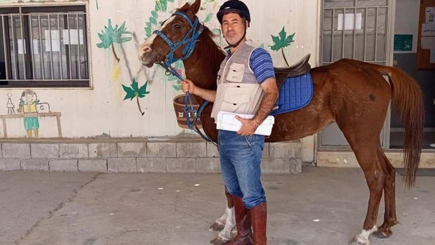 معلم لبناني يستعمل "حصان" للوصول إلى المدرسة VNoVO